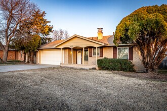 4605 SE Caber Cir in Lawton, OK - Building Photo - Building Photo