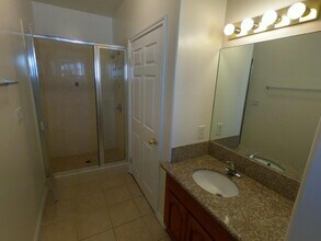 8735 Cedros Ave, Unit 12 in Panorama City, CA - Foto de edificio - Building Photo