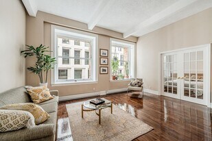 204 Rue de l'Hôpital in Montréal, QC - Building Photo