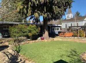 230 N 4th St in Jacksonville, OR - Building Photo - Building Photo