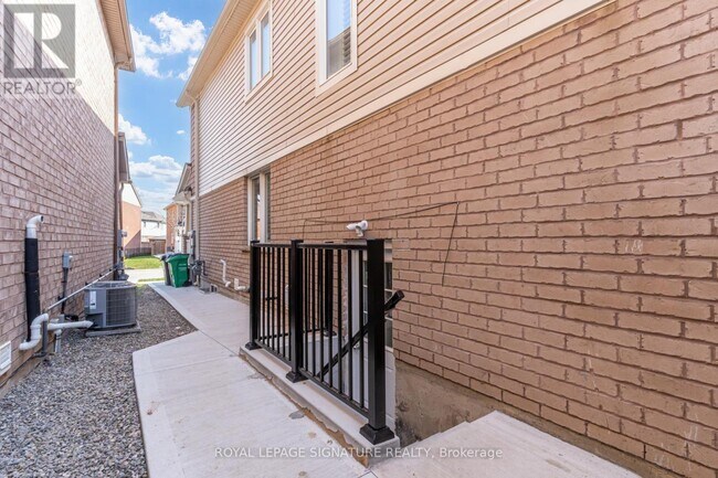 104 Stedford Cres in Brampton, ON - Building Photo - Building Photo