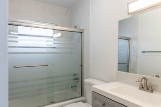 Key Bay Apartments in Fort Lauderdale, FL - Building Photo - Interior Photo