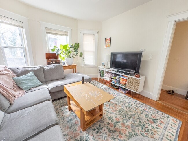 70 Line St in Somerville, MA - Foto de edificio - Building Photo