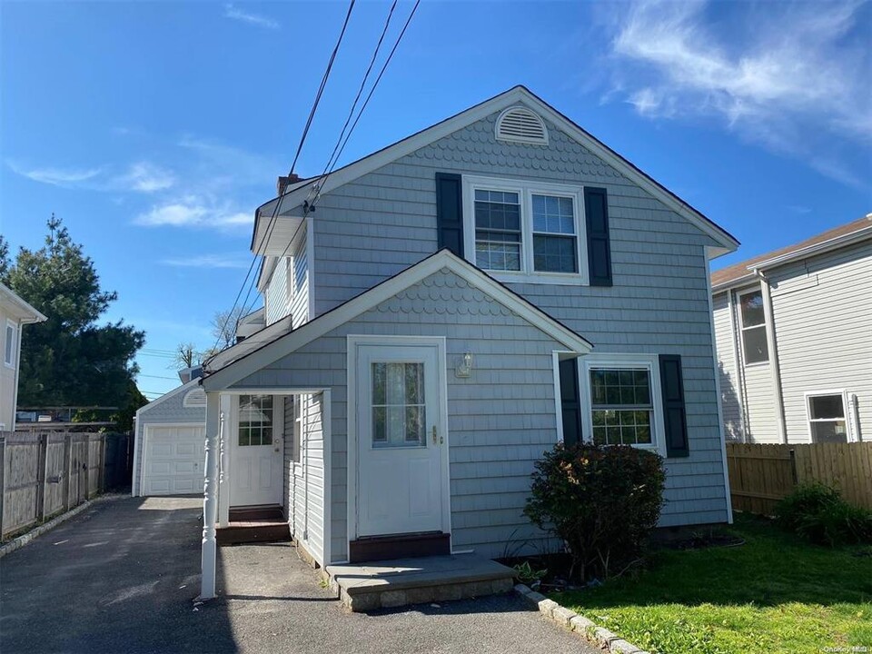 71 Sintsink Dr E-Unit -2nd Fl in Port Washington, NY - Building Photo