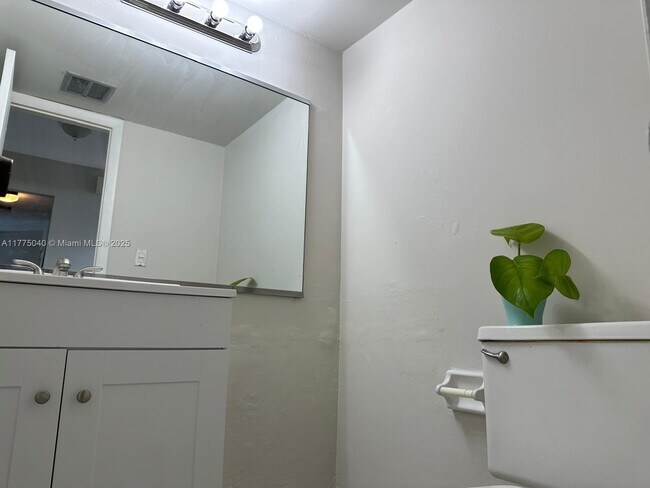 3100 N Pine Island Rd in Sunrise, FL - Building Photo - Building Photo