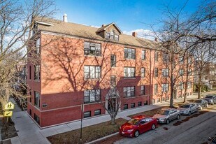 1952 W Nelson St, Unit 1W in Chicago, IL - Building Photo