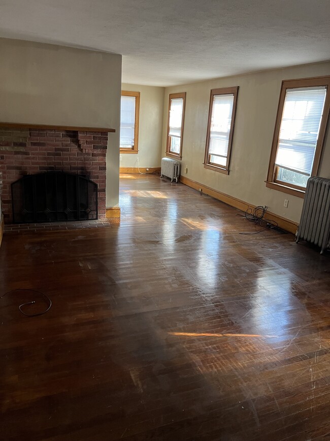 17 Pleasant St, Unit Large 3 Bedroom in Windsor, CT - Foto de edificio - Building Photo