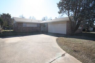 1104 N Woodcrest Dr in Midwest City, OK - Building Photo