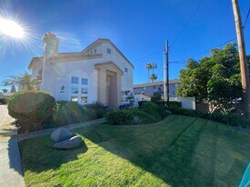 329 Chestnut Ave in Carlsbad, CA - Building Photo