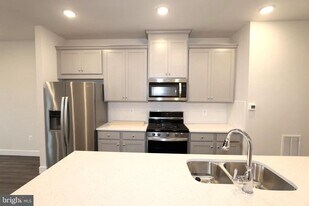 9 Morrison Dr in Gaithersburg, MD - Building Photo