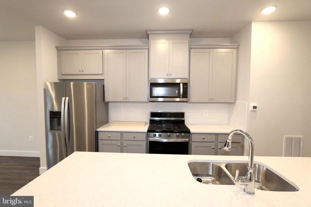 9 Morrison Dr in Gaithersburg, MD - Building Photo