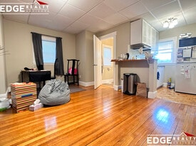 555 Washington St in Boston, MA - Building Photo