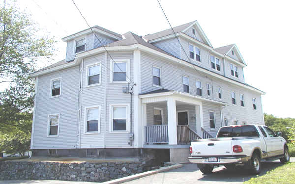 97 West St in Leominster, MA - Foto de edificio