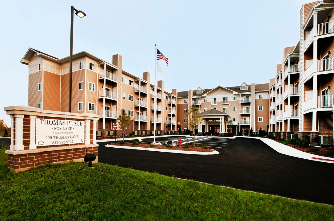 Thomas Place Fox Lake in Fox Lake, IL - Foto de edificio