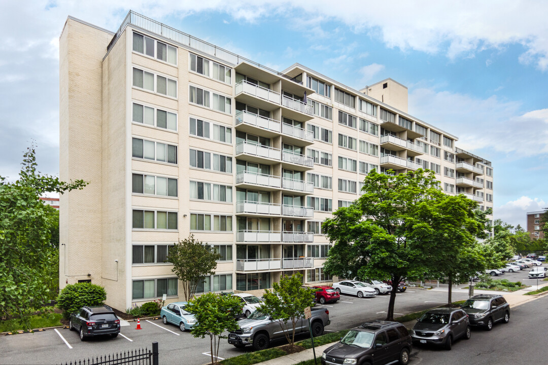 Ridge House Condominiums in Arlington, VA - Building Photo