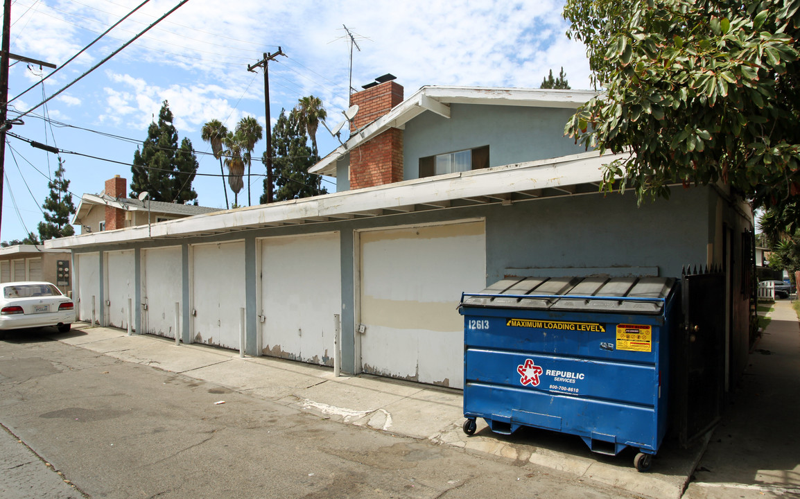 722 W Provential Dr in Anaheim, CA - Building Photo