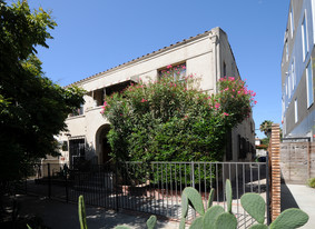 603-607 1/2 N. Bronson Av in Los Angeles, CA - Building Photo