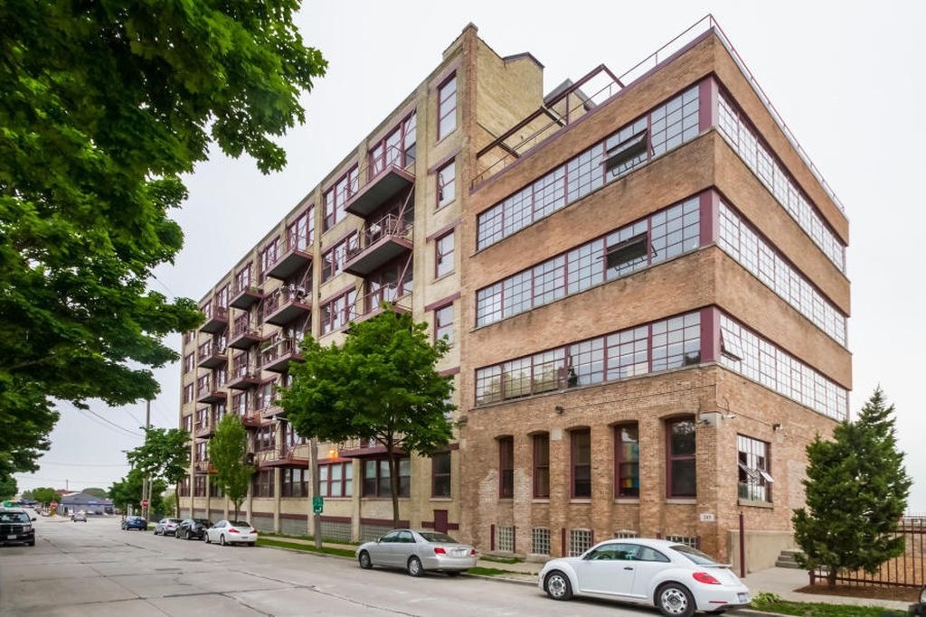 215 W Maple St, Unit 607 in Milwaukee, WI - Building Photo