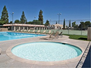 Casa Real Apartments in Bakersfield, CA - Foto de edificio - Other