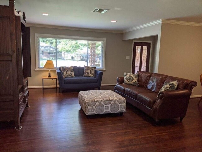 10315 Shadow Wood Dr in Houston, TX - Foto de edificio - Building Photo