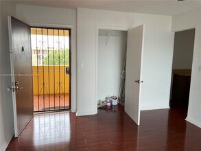 9180 Fontainebleau Blvd in Miami, FL - Building Photo - Building Photo