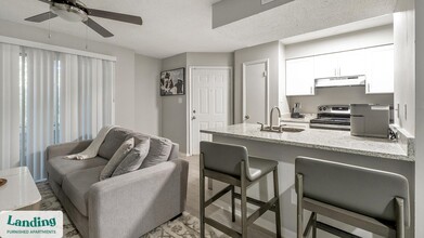 934 Garden Walk Blvd-Unit -1313.1406875 in Atlanta, GA - Foto de edificio - Building Photo
