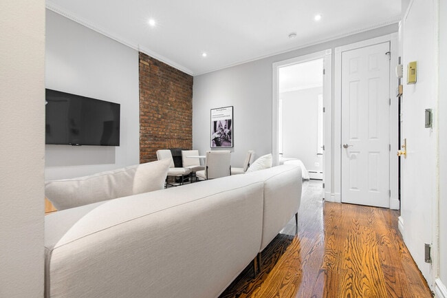 249 E 48th St in New York, NY - Building Photo - Building Photo