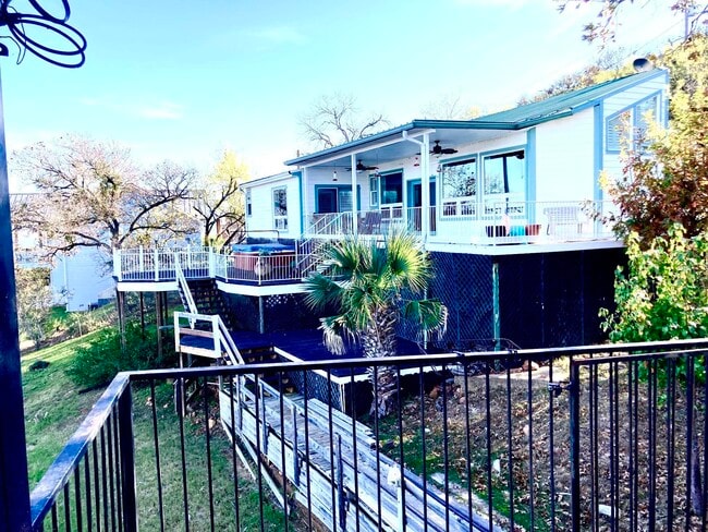 215 Mountain Top in Sunrise Beach Village, TX - Building Photo - Building Photo