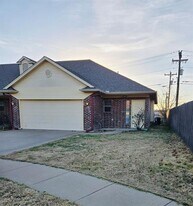 1629 Summerhill Ct in Granbury, TX - Building Photo