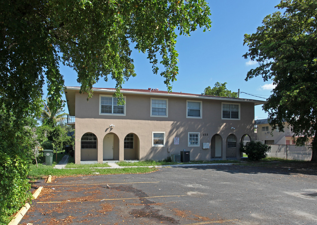 123 NW 40th St in Oakland Park, FL - Building Photo