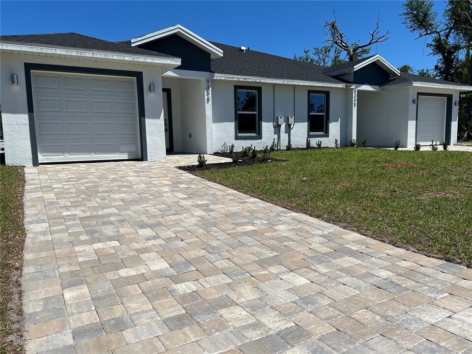 9398 Agate St in Port Charlotte, FL - Foto de edificio