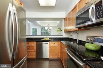 5700 Chapman Mill Dr in North Bethesda, MD - Building Photo - Building Photo