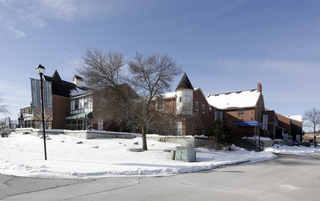 St. Andrew's Shopping Center Apartments in Aurora, ON - Building Photo - Building Photo