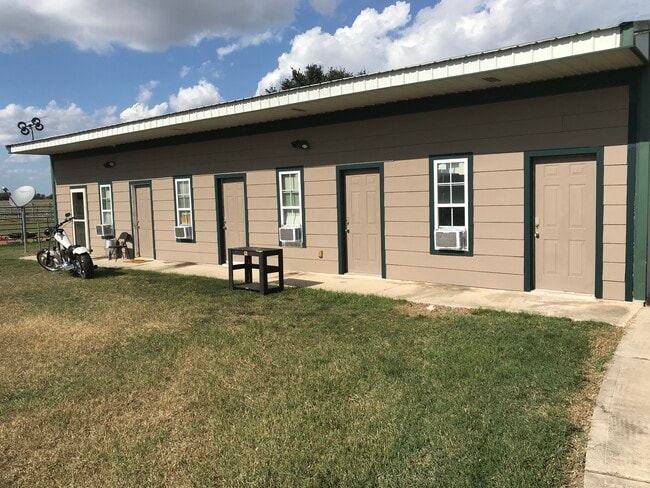 7223 Neiman Rd, Unit Cabin Room in Brookshire, TX - Foto de edificio - Building Photo