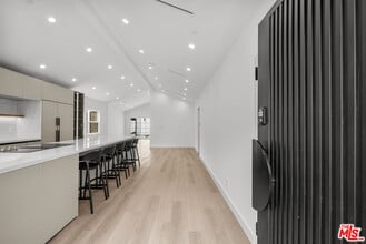 847 Huntley Dr in West Hollywood, CA - Building Photo - Building Photo