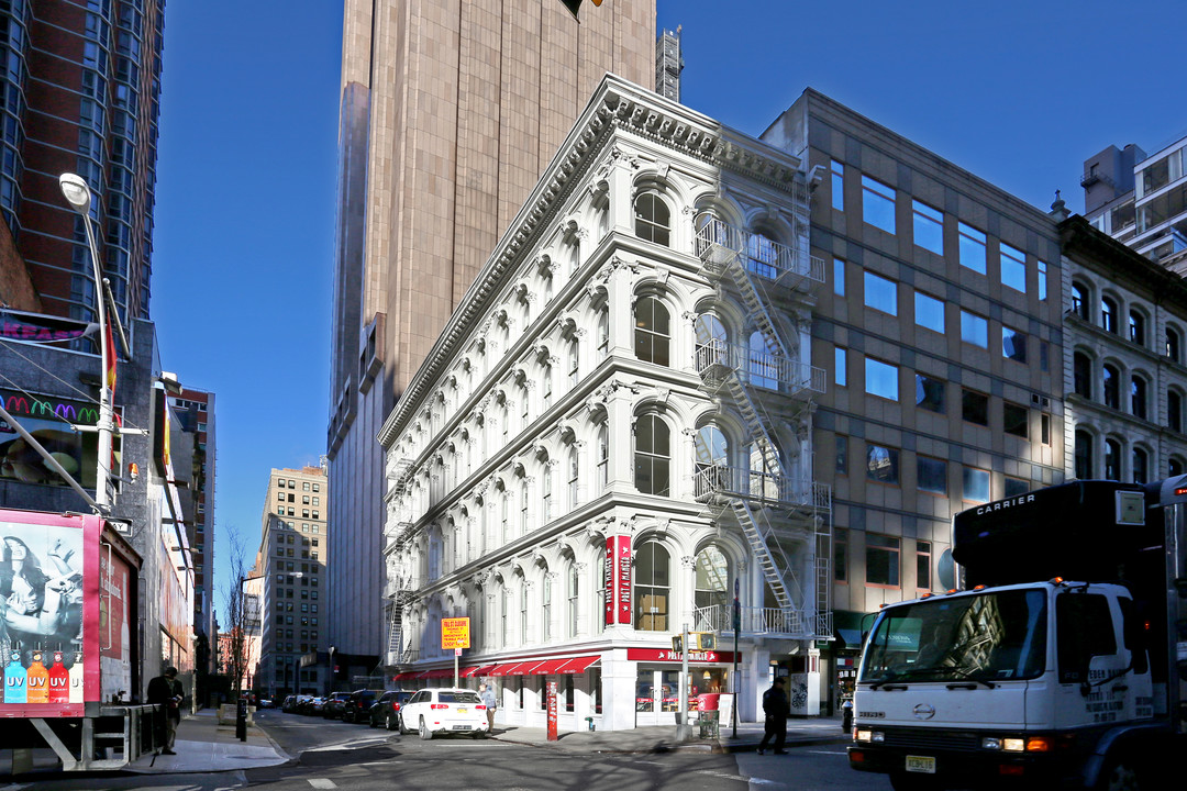 319 Broadway in New York, NY - Building Photo