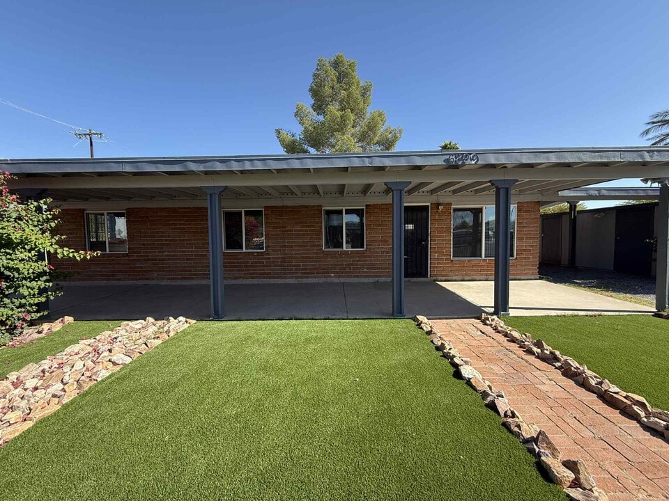 6899 E Broadway Blvd in Tucson, AZ - Building Photo