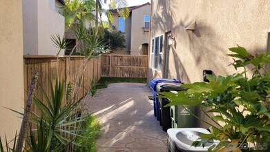 10554 Hollingsworth Way in San Diego, CA - Building Photo - Building Photo