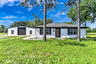 215 Little Dogie Rd in Wallis, TX - Building Photo