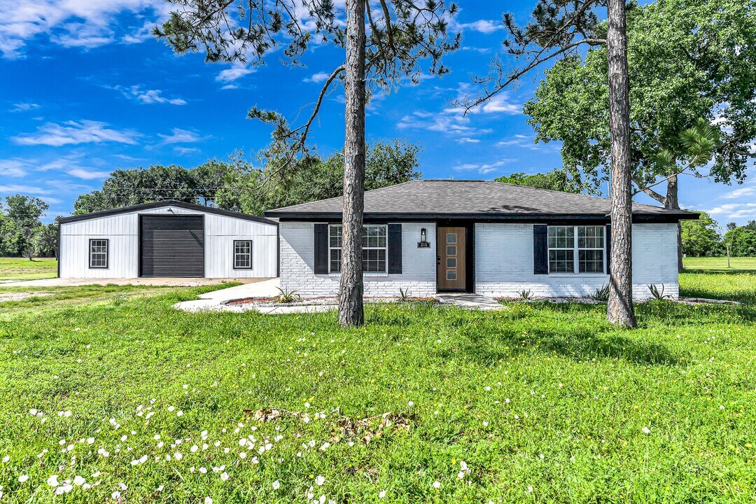 215 Little Dogie Rd in Wallis, TX - Building Photo