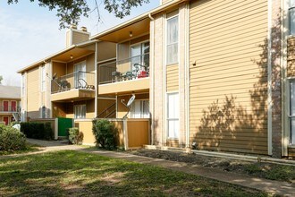 Villa Adora Apartments in Houston, TX - Foto de edificio - Building Photo