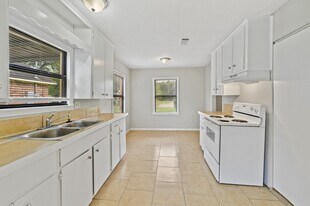 1718 Miami Rd in Pasadena, TX - Building Photo