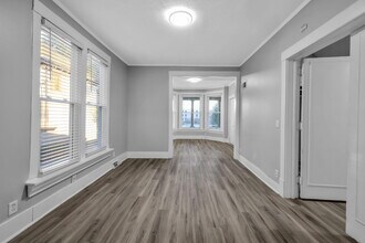 3860 Dodge St, Unit 1 in Omaha, NE - Foto de edificio - Building Photo