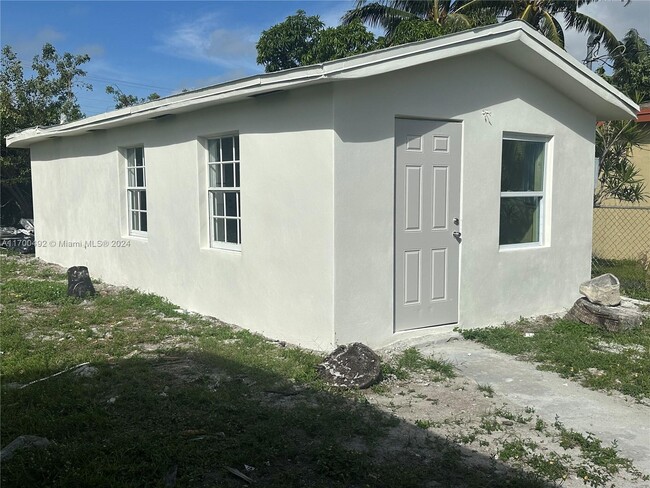 117 NW 13th Ave in Dania Beach, FL - Foto de edificio - Building Photo