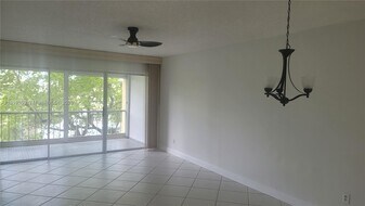 6091 NW 61st Ave in Tamarac, FL - Building Photo