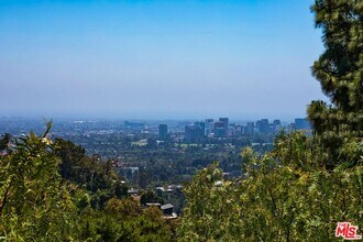 9354 Claircrest Dr in Beverly Hills, CA - Foto de edificio - Building Photo