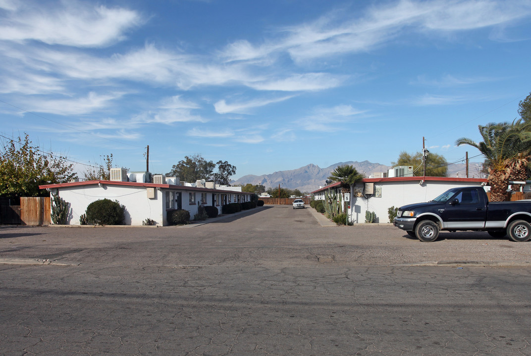 Lee in Tucson, AZ - Building Photo