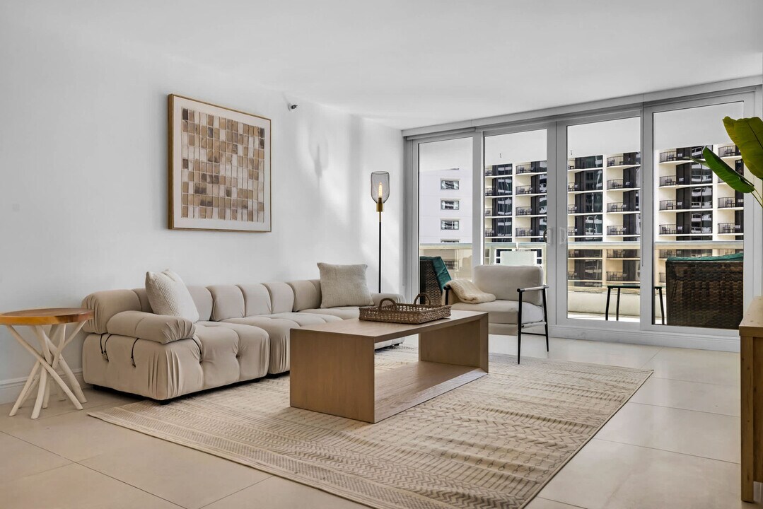 1717 N Bayshore Dr in Miami, FL - Building Photo