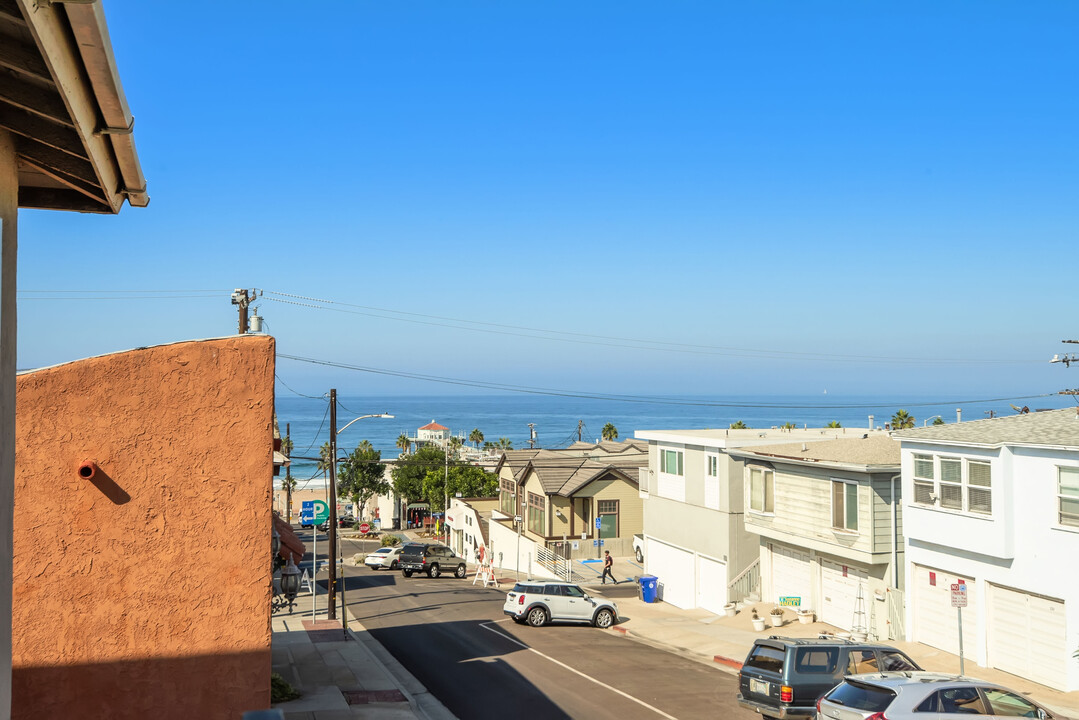 232 11th St, Unit B in Manhattan Beach, CA - Building Photo