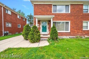 2180 Vernier Rd in Grosse Pointe Woods, MI - Building Photo